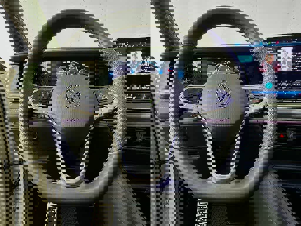 Used 2025 Volkswagen Tiguan SE R-Line image 16