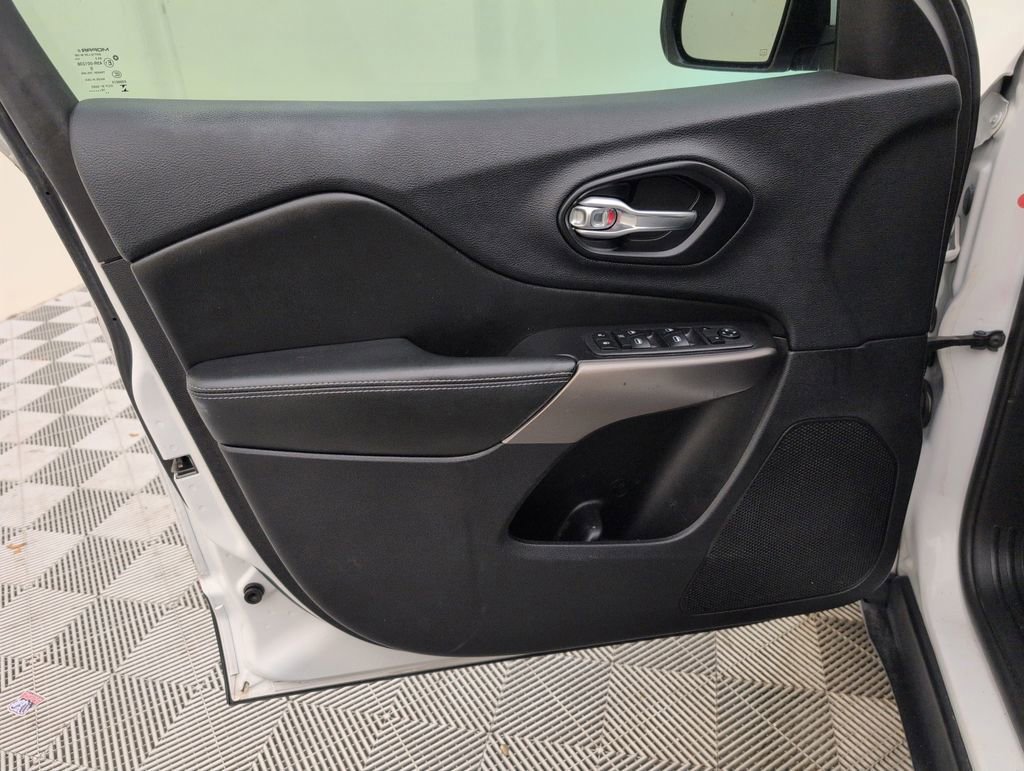 Used 2019 Jeep Cherokee Latitude w/ Popular Appearance Group FWD image 31