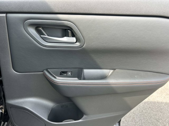 Used 2025 Nissan Rogue SV AWD/4WD image 24