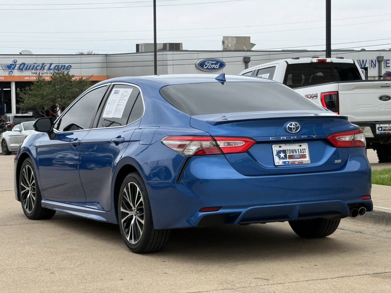 Used 2019 Toyota Camry SE image 4