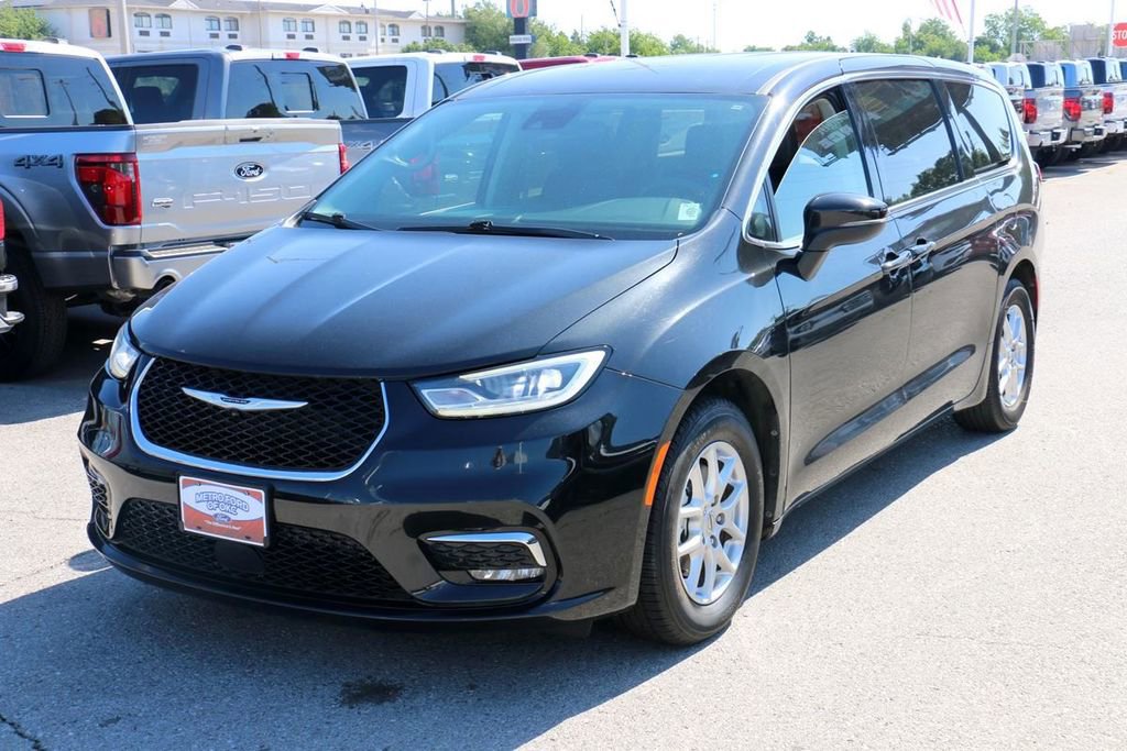 Used 2023 Chrysler Pacifica Touring-L FWD image 2