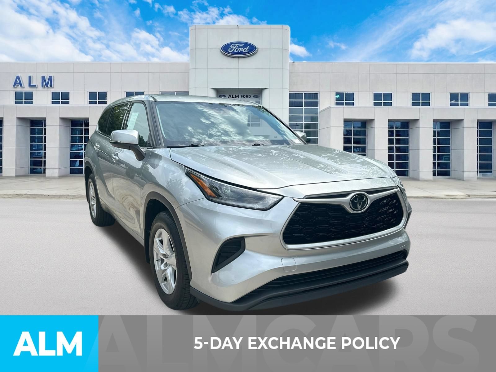 Used 2021 Toyota Highlander L AWD/4WD image 3