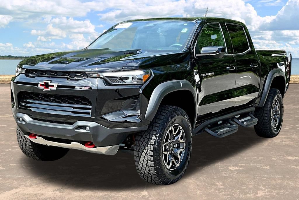 Used 2025 Chevrolet Colorado ZR2 w/ Technology Package AWD/4WD image 4