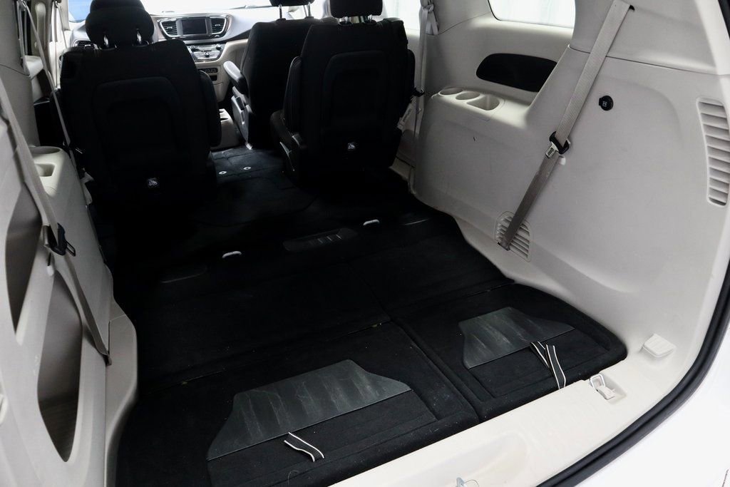 Used 2023 Chrysler Voyager LX image 16