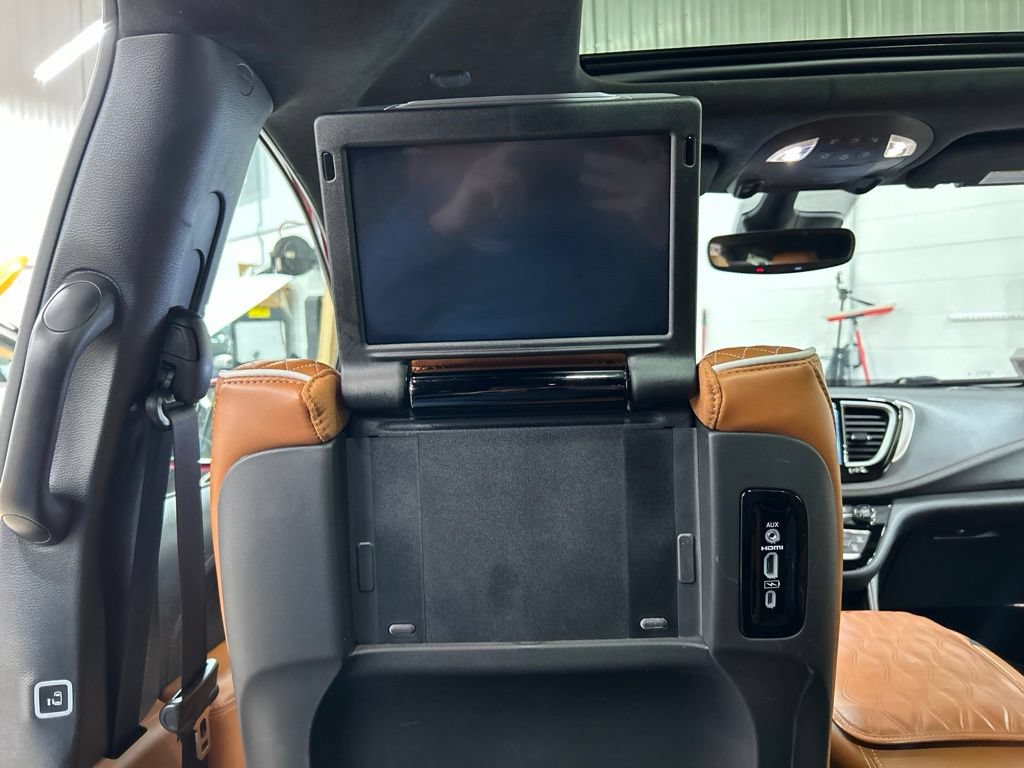 Used 2024 Chrysler Pacifica Pinnacle w/ Trailer Tow Group AWD/4WD image 31