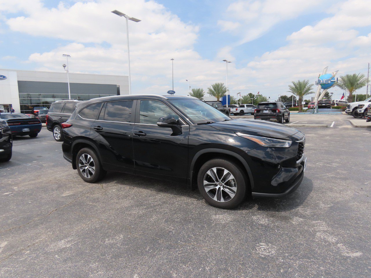 Used 2023 Toyota Highlander XLE FWD image 6