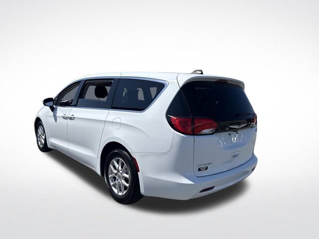 Used 2023 Chrysler Voyager LX FWD image 3