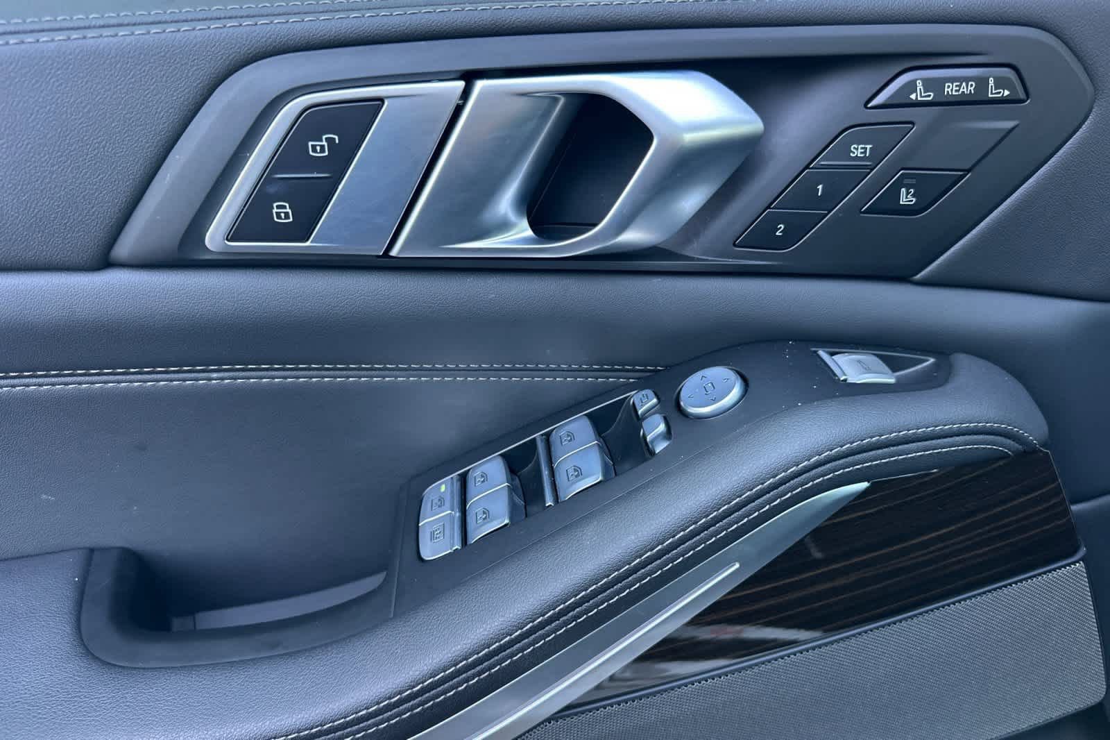 Used 2023 BMW X7 xDrive40i w/ Premium Package image 12