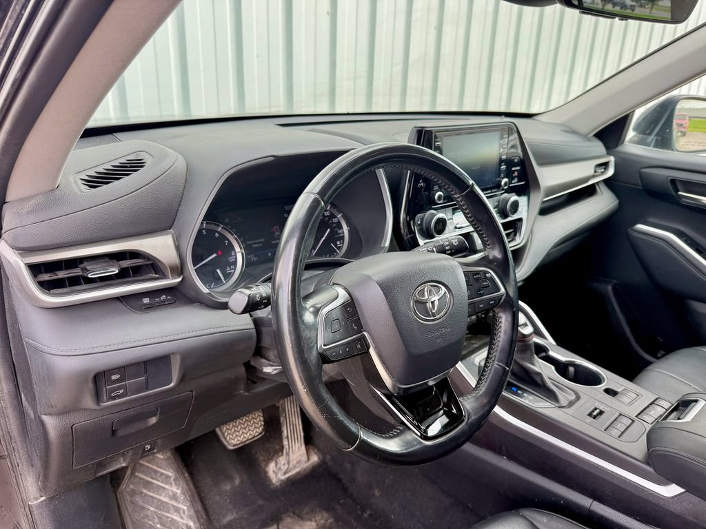 Used 2021 Toyota Highlander XLE AWD/4WD image 10