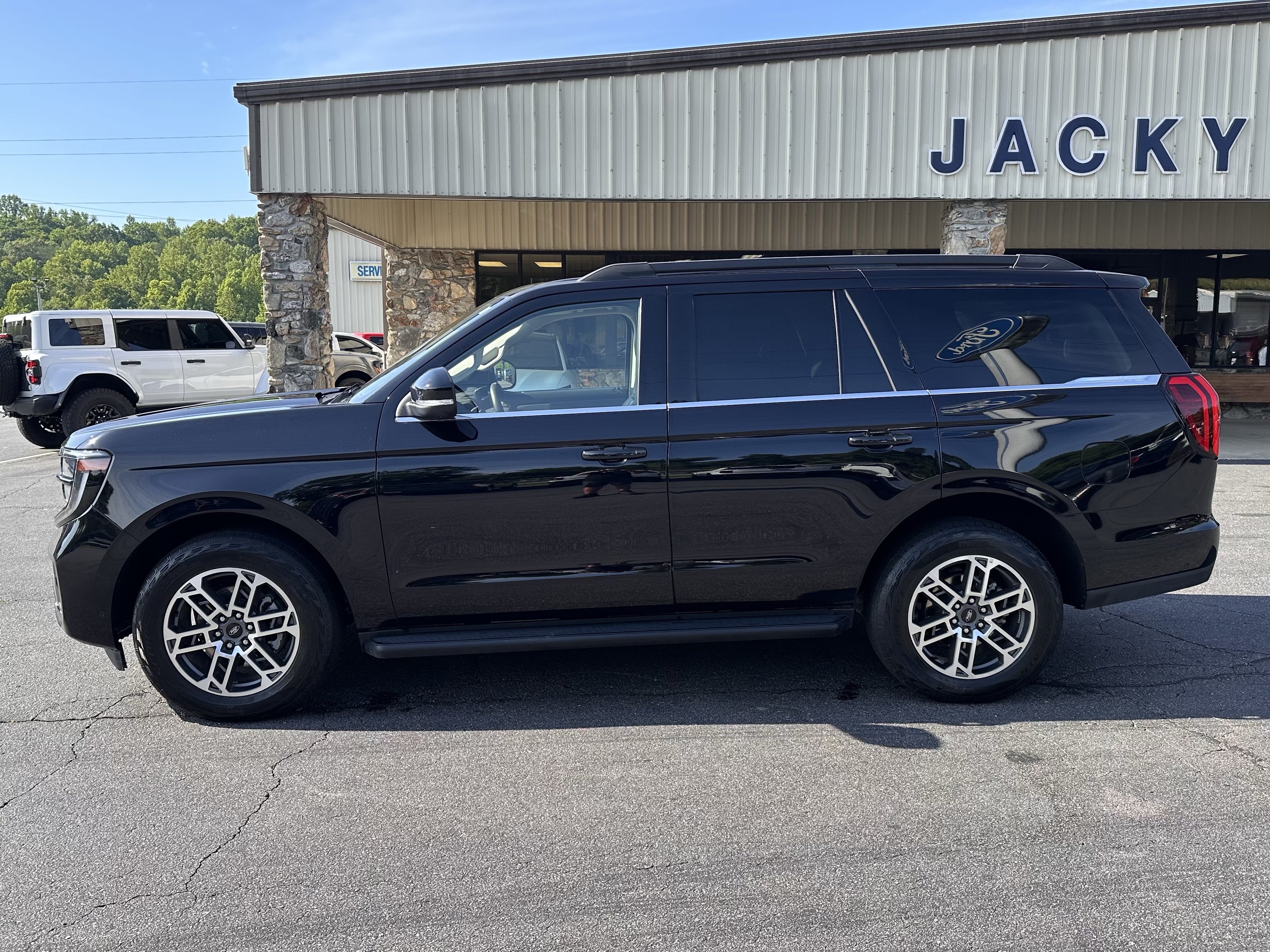Certified 2025 Ford Expedition Active AWD/4WD image 1