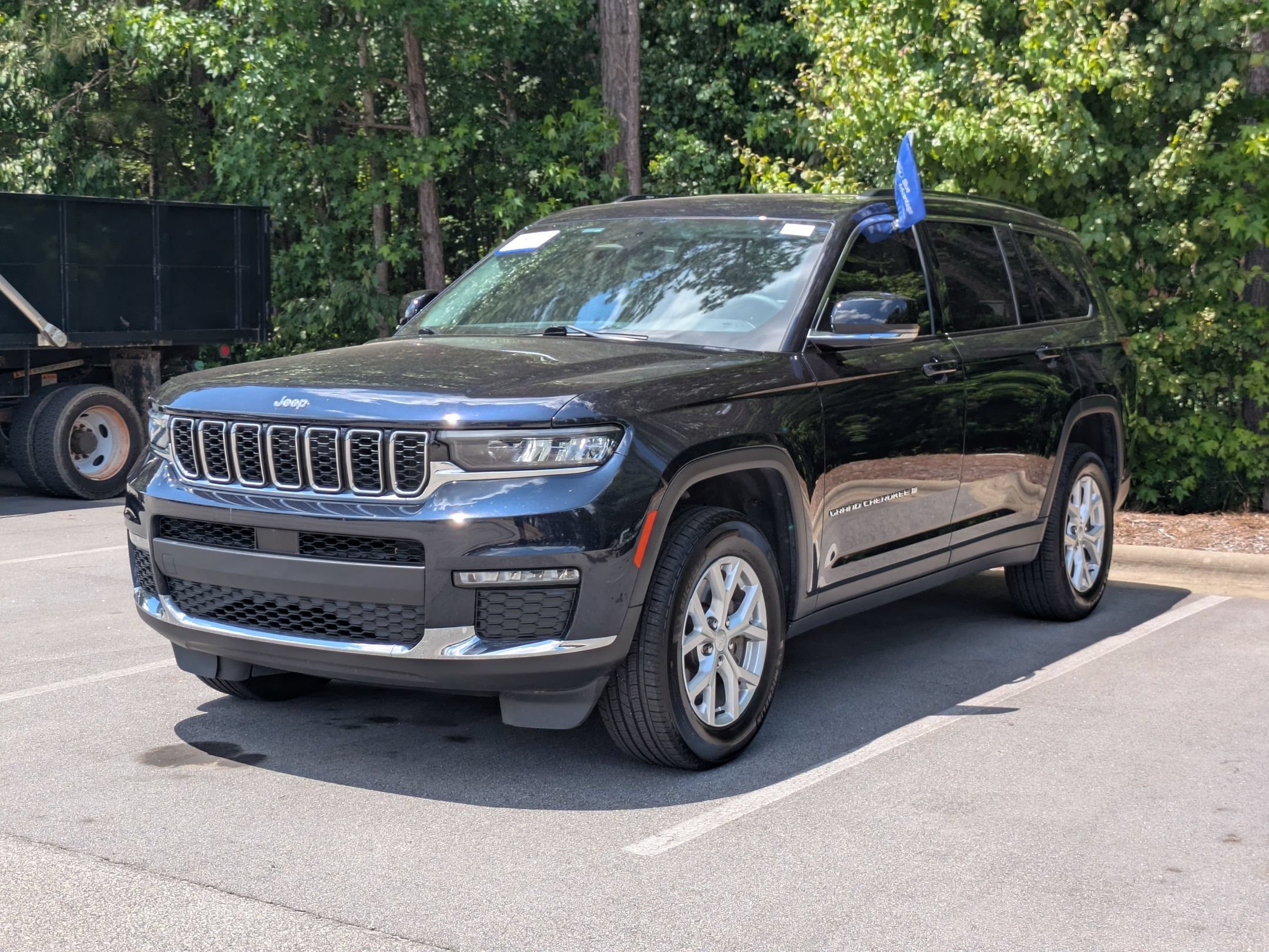 Used 2023 Jeep Grand Cherokee L Limited AWD/4WD image 6