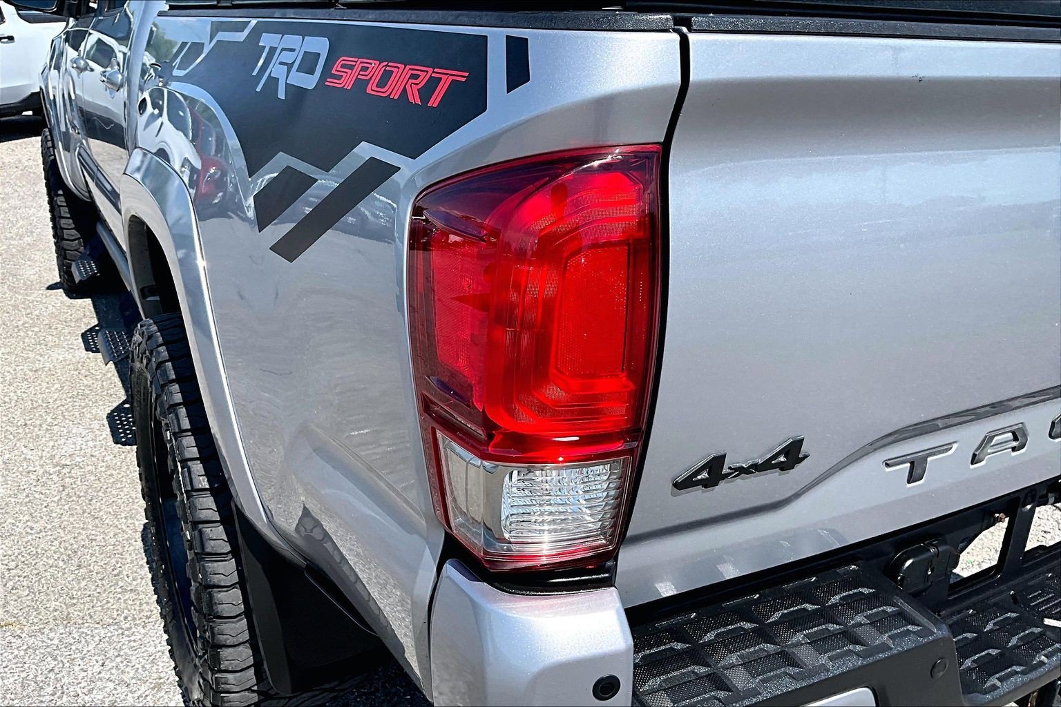 Used 2017 Toyota Tacoma TRD Sport AWD/4WD image 31
