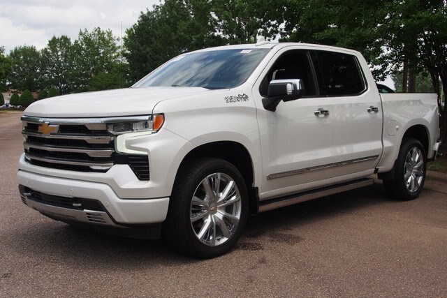 Used 2023 Chevrolet Silverado 1500 High Country w/ High Country Premium Package AWD/4WD image 3