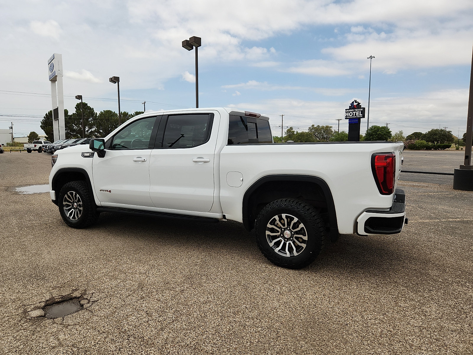 Used 2023 GMC Sierra 1500 AT4 w/ AT4 Premium Package AWD/4WD image 4
