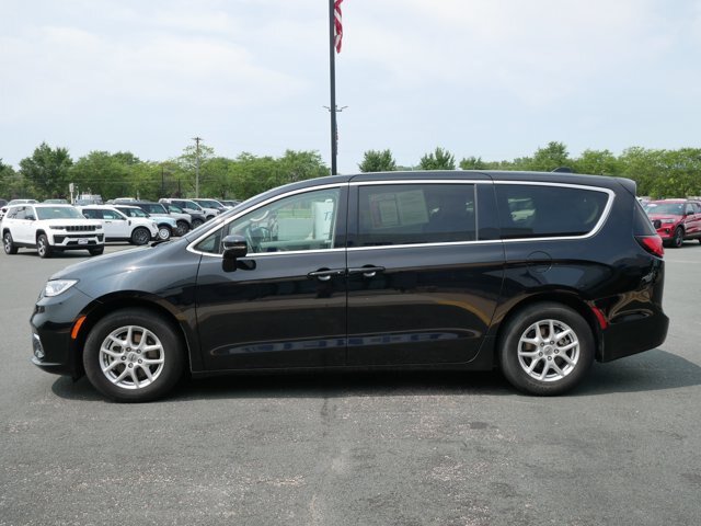 Used 2024 Chrysler Pacifica Touring-L FWD image 5