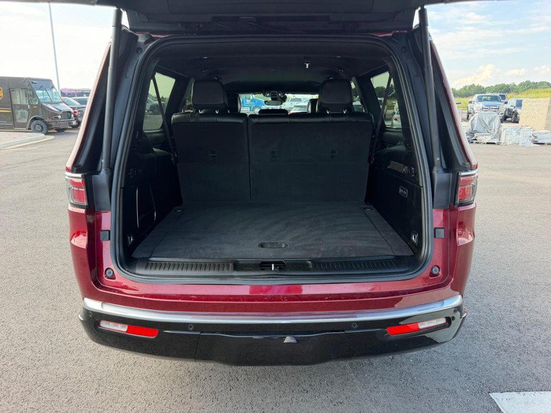 Used 2024 Jeep Wagoneer L Series II w/ Flexible Seating Group AWD/4WD image 7