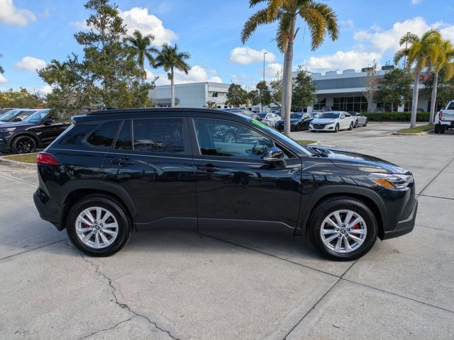 Used 2024 Toyota Corolla Cross LE w/ Moonroof Package image 5