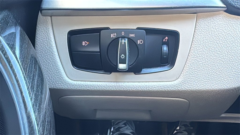 Used 2017 BMW 320i Sedan image 17