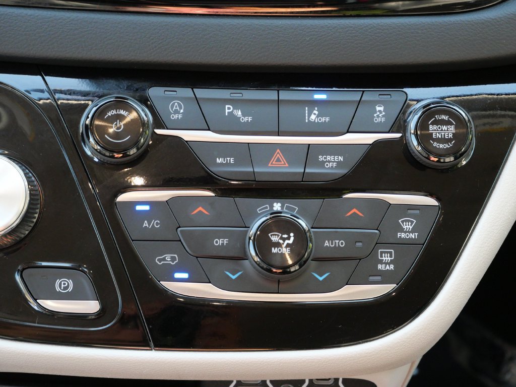 Used 2024 Chrysler Pacifica Touring-L FWD image 18