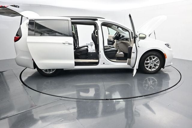 Used 2022 Chrysler Pacifica Touring-L FWD image 40