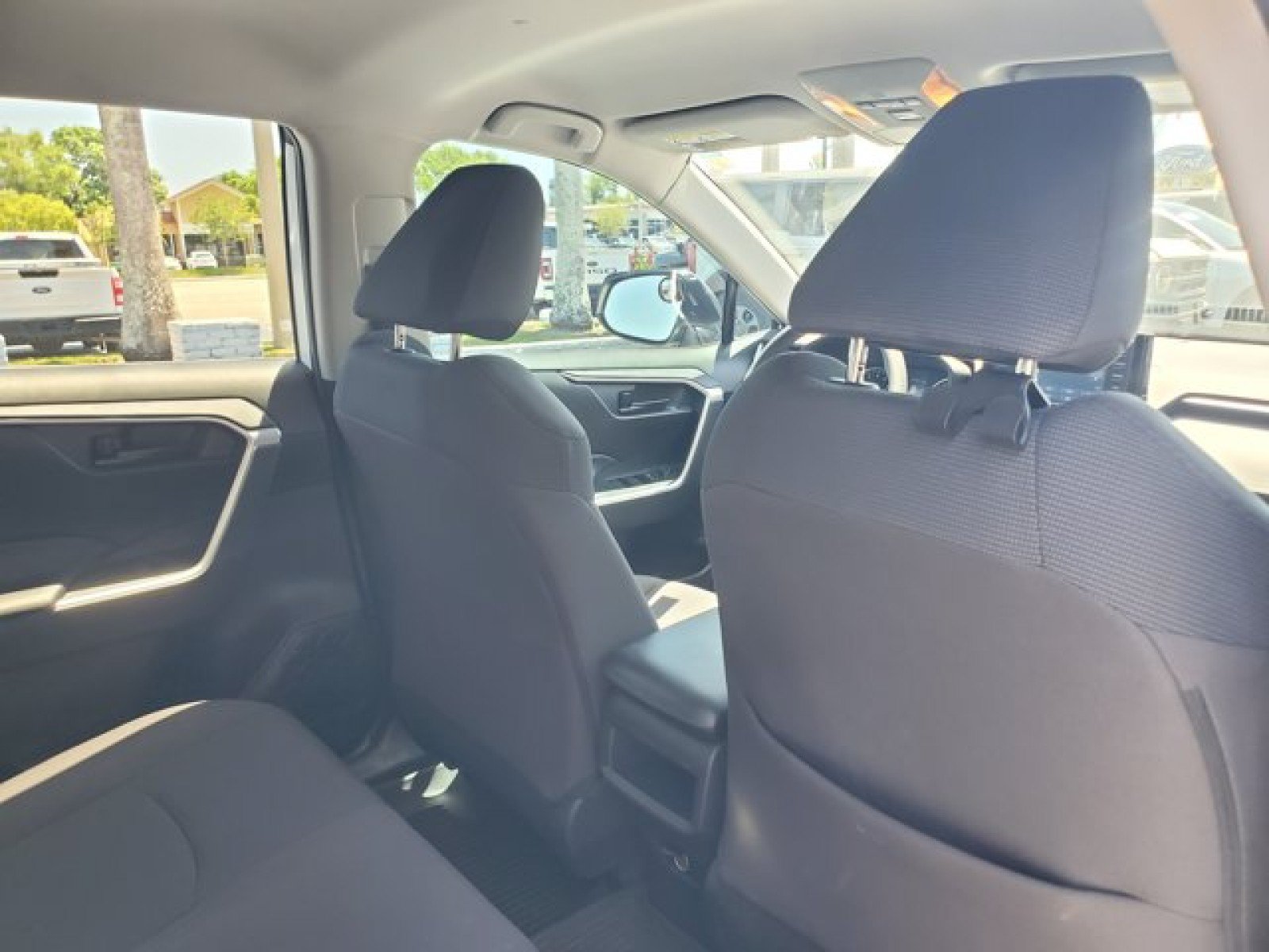 Used 2020 Toyota RAV4 LE FWD image 28