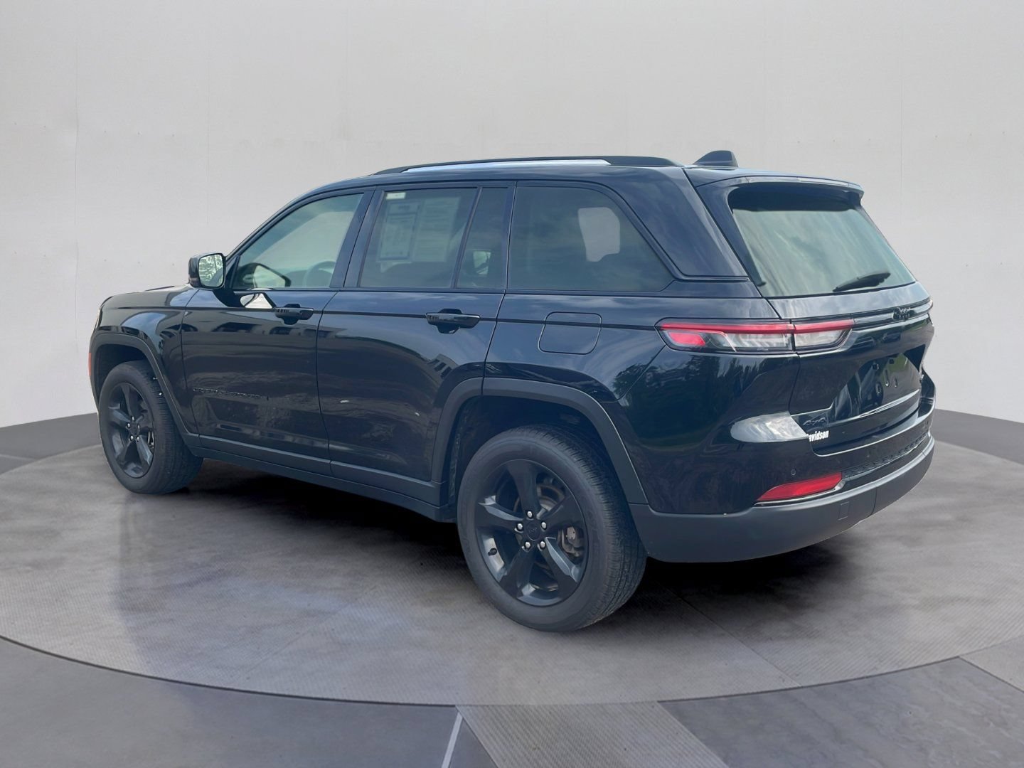 Used 2023 Jeep Grand Cherokee Limited w/ Black Appearance Package AWD/4WD image 9