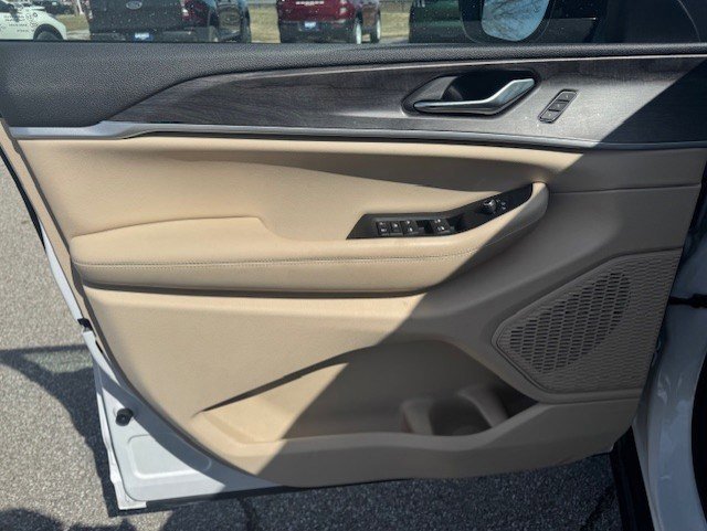 Used 2023 Jeep Grand Cherokee Limited w/ Luxury Tech Group II image 10