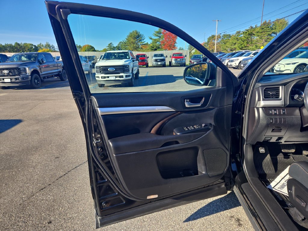 Used 2019 Toyota Highlander XLE w/ Carpet Mat Package (TMS) AWD/4WD image 5