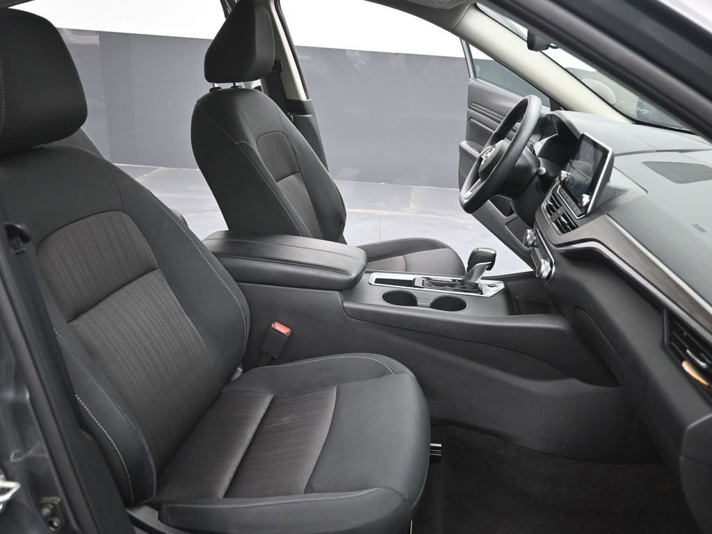 Used 2025 Nissan Altima 2.5 SV FWD image 16