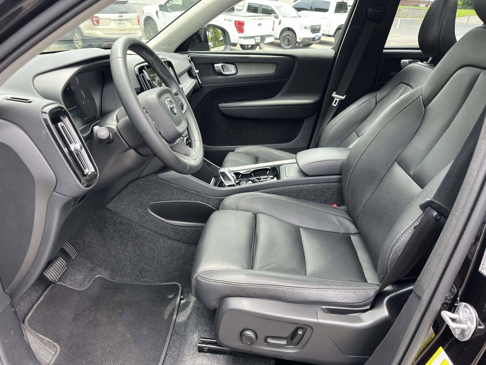 Used 2025 Volvo XC40 B5 Plus AWD/4WD image 14