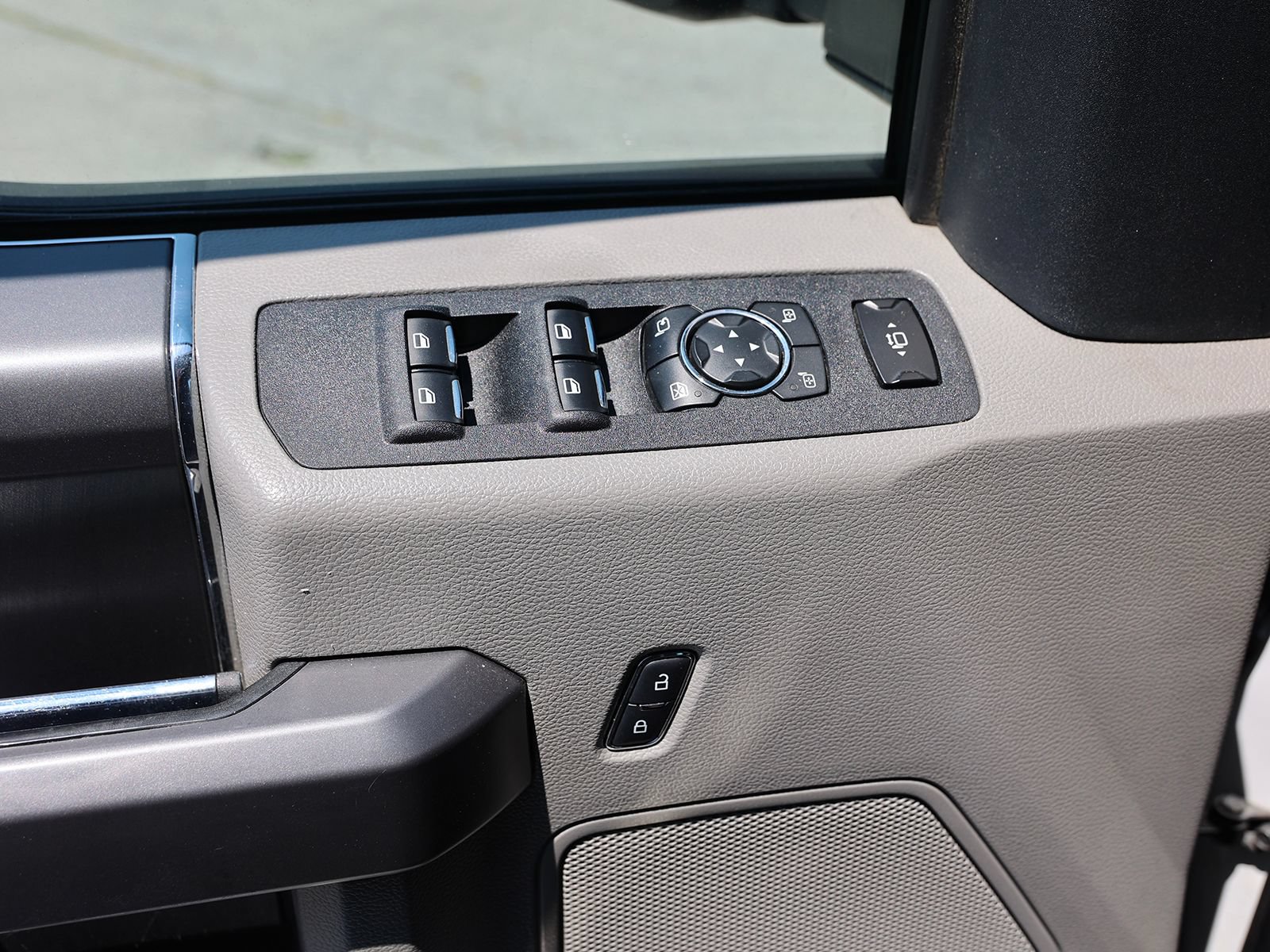 Certified 2019 Ford F250 XLT w/ XLT Premium Package AWD/4WD image 37