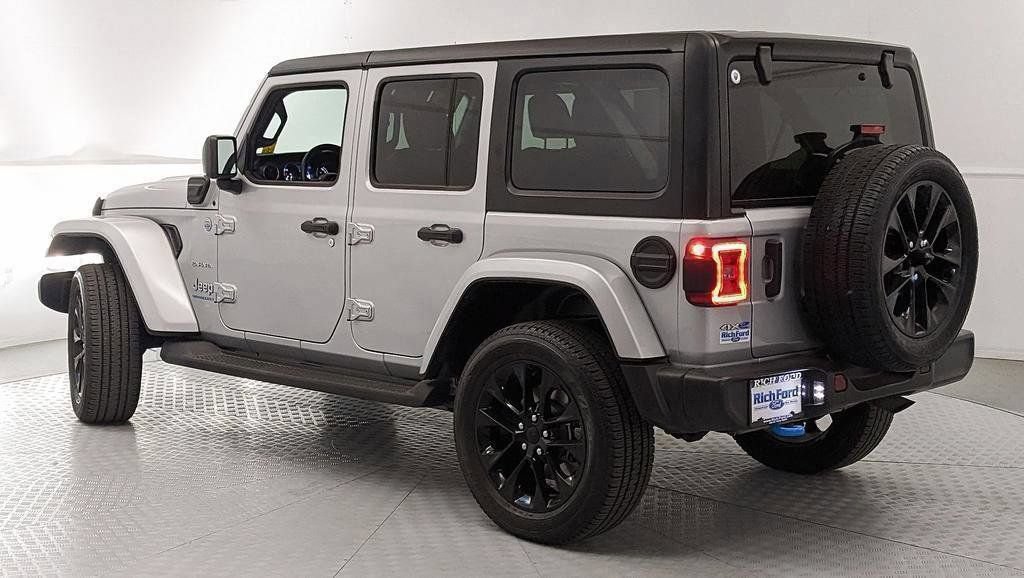 Used 2023 Jeep Wrangler Unlimited Sahara AWD/4WD image 4