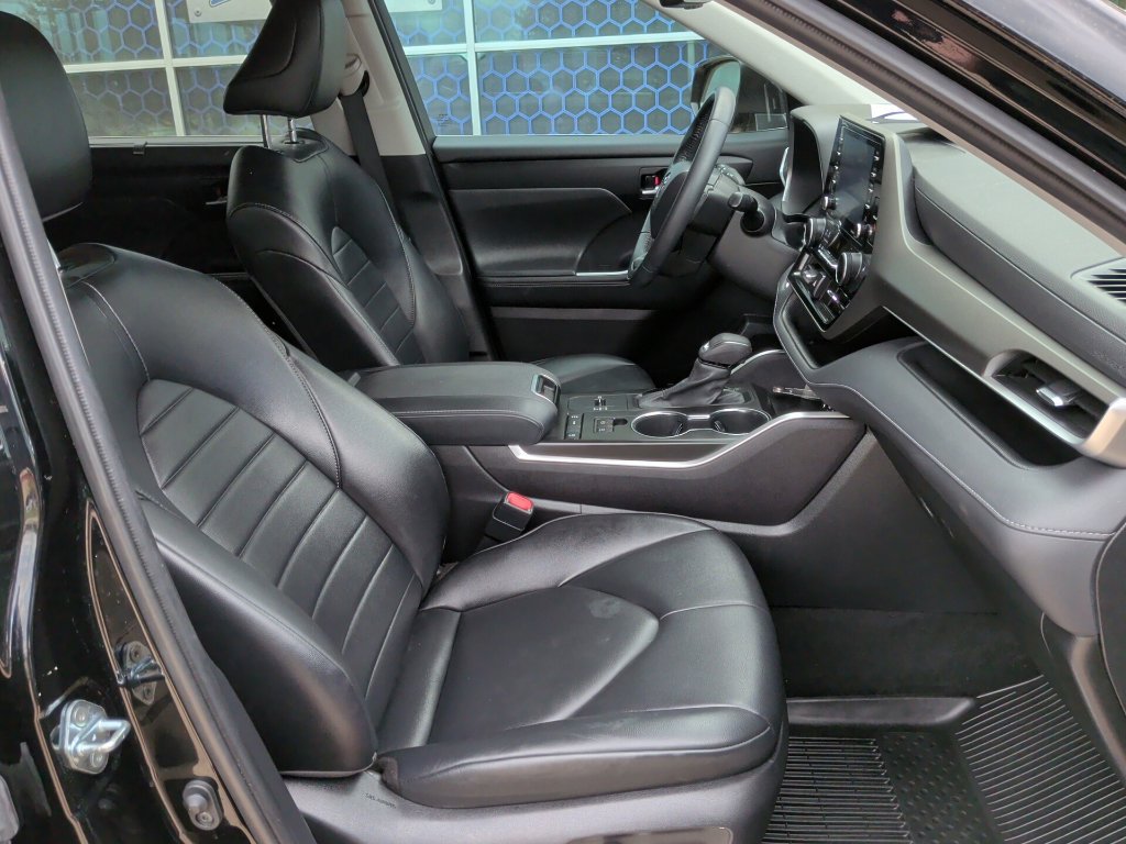 Used 2022 Toyota Highlander XLE FWD image 22