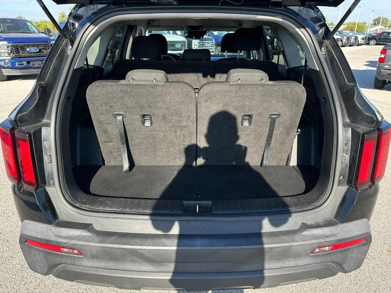 Used 2023 Kia Sorento LX image 9