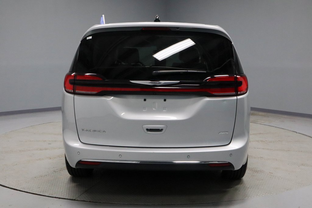 Used 2024 Chrysler Pacifica Touring-L image 4