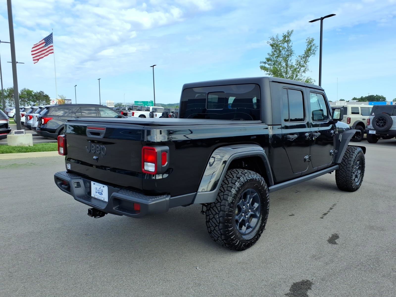 Used 2023 Jeep Gladiator Sport AWD/4WD image 3