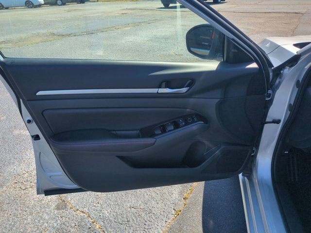 Used 2024 Nissan Altima 2.5 SR FWD image 13