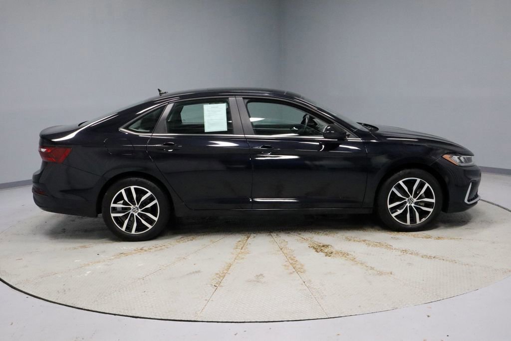 Used 2025 Volkswagen Jetta SE image 6