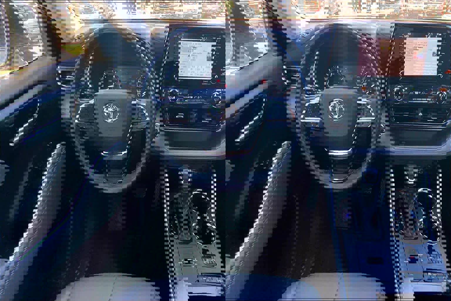 Used 2022 Toyota Highlander XLE image 7