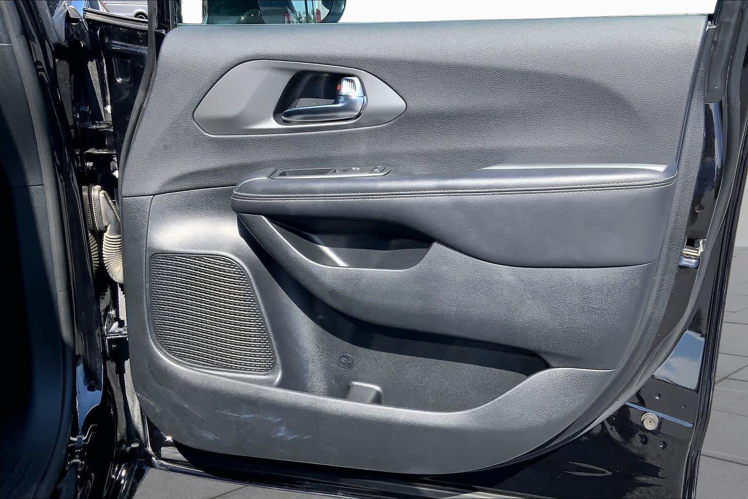 Used 2025 Chrysler Pacifica Select FWD image 22