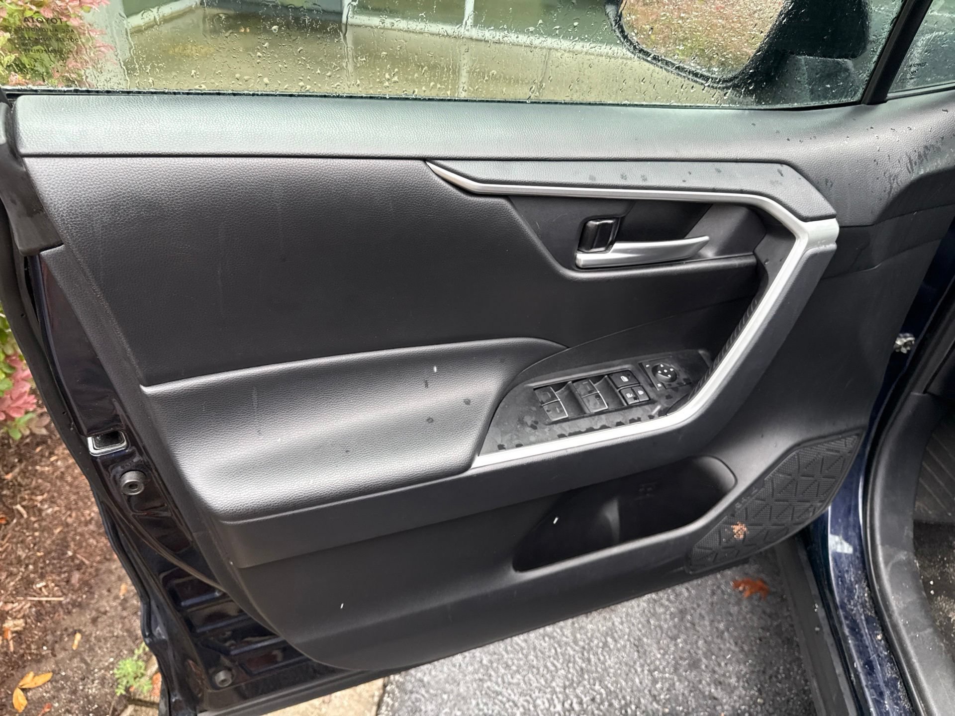 Used 2025 Toyota RAV4 XLE FWD image 13