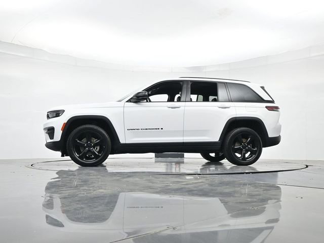 Used 2023 Jeep Grand Cherokee Altitude RWD image 34