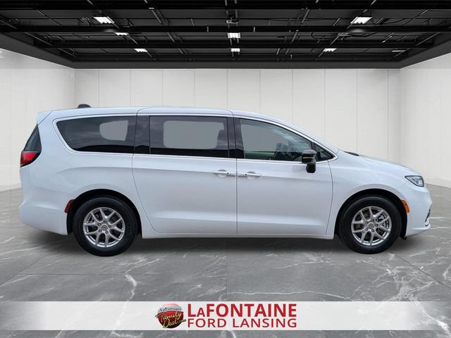 Used 2024 Chrysler Pacifica Touring-L FWD image 6