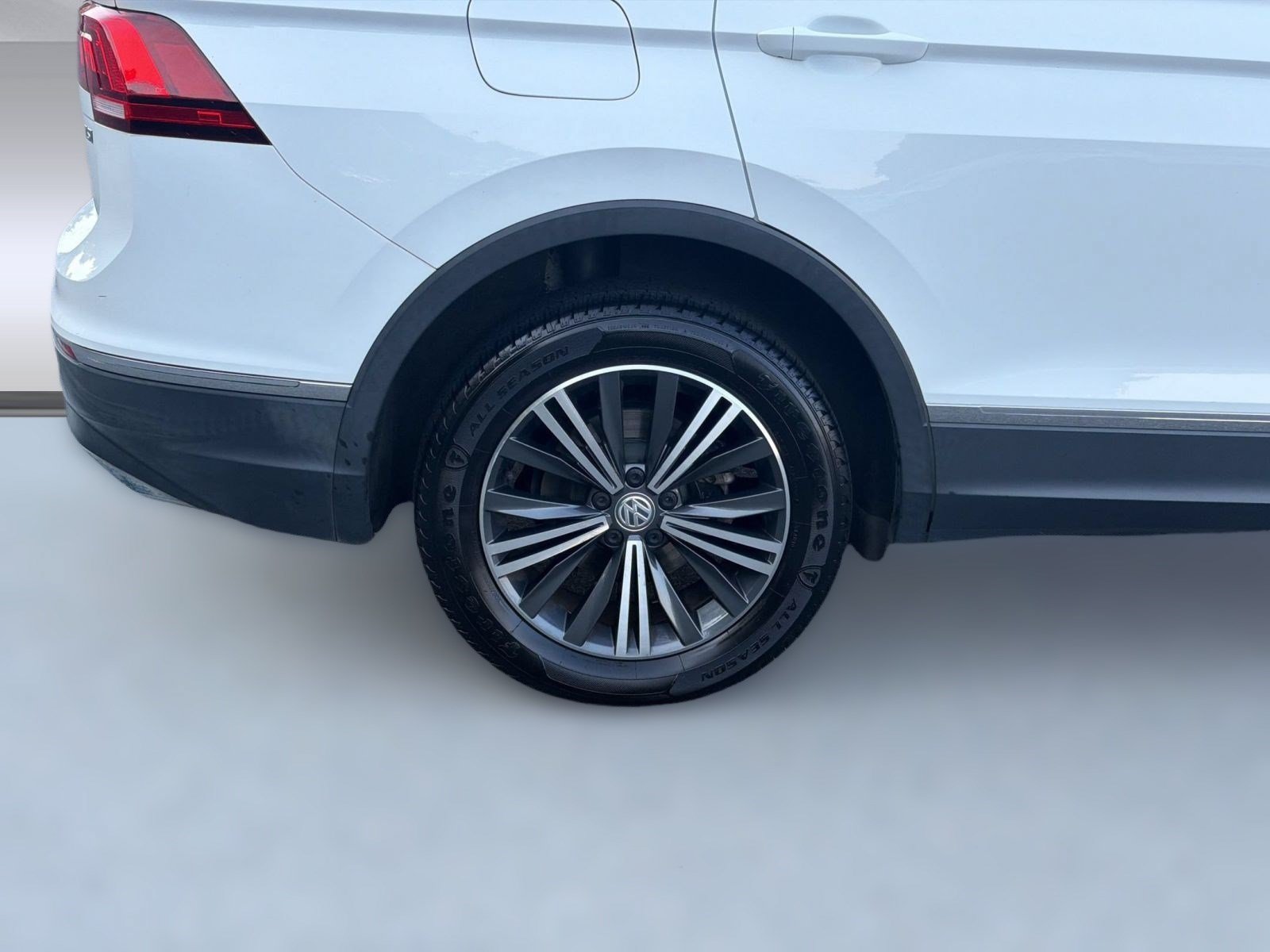 Used 2018 Volkswagen Tiguan SEL FWD image 12