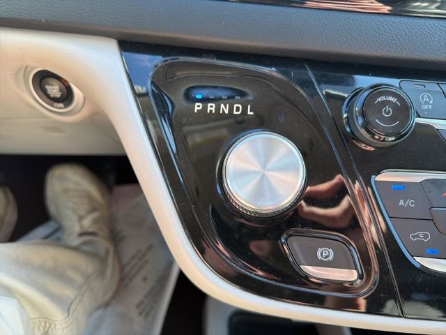 Used 2023 Chrysler Pacifica Touring-L image 33