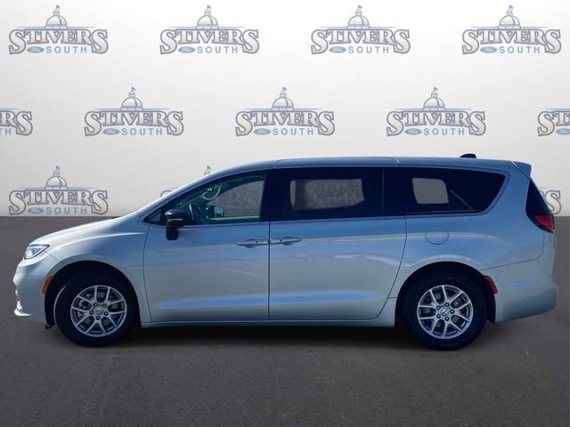 Used 2024 Chrysler Pacifica Touring-L FWD image 6