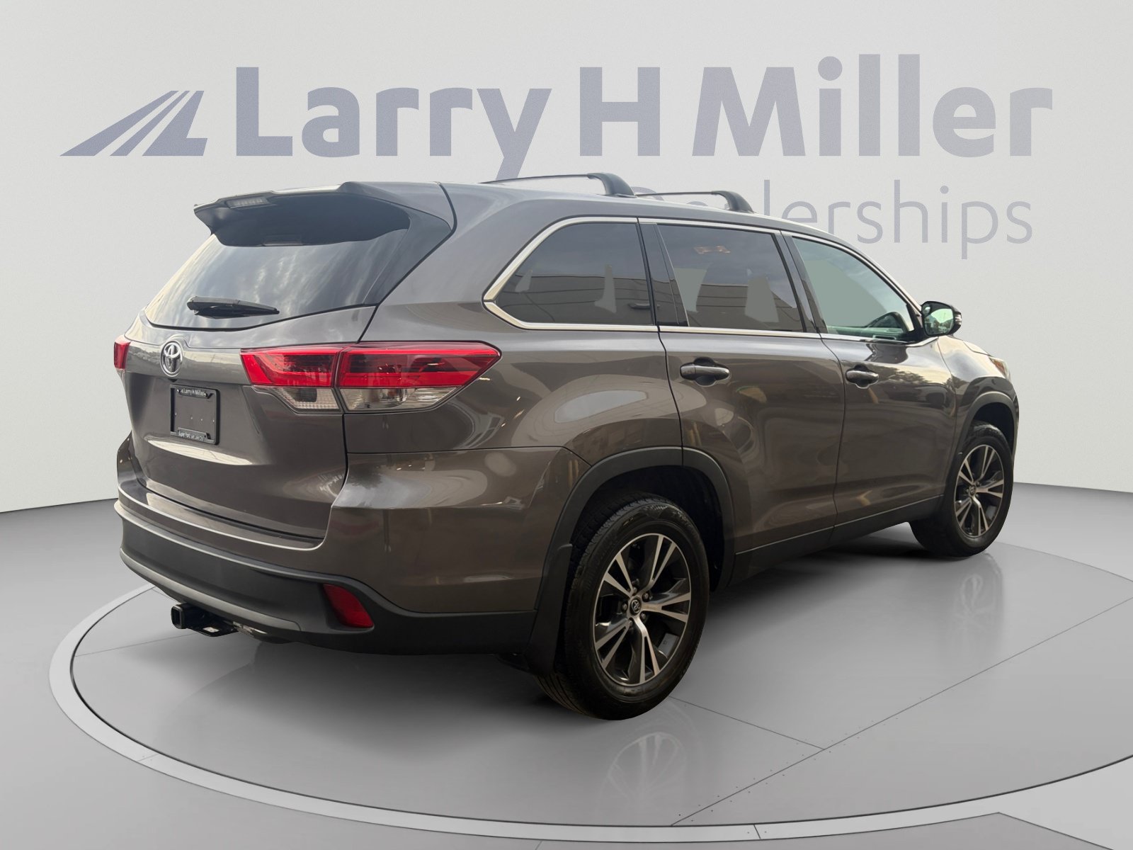 Used 2019 Toyota Highlander LE AWD/4WD image 5