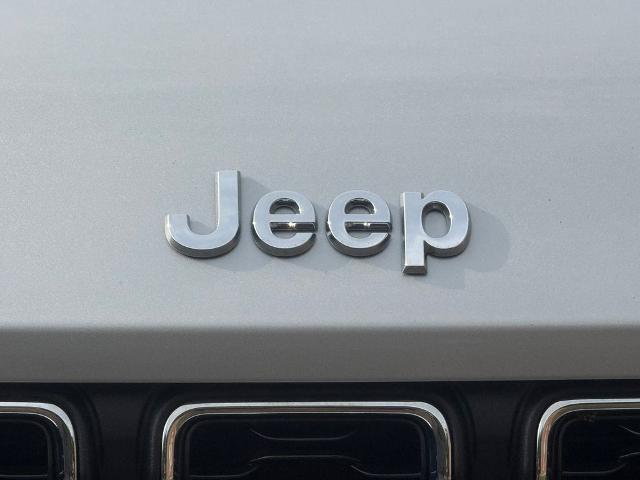Used 2023 Jeep Grand Cherokee Laredo w/ Luxury Tech Group I AWD/4WD image 24