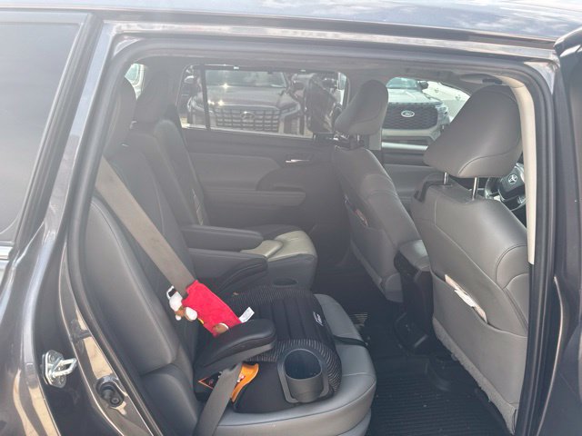 Used 2023 Toyota Highlander XLE AWD/4WD image 22