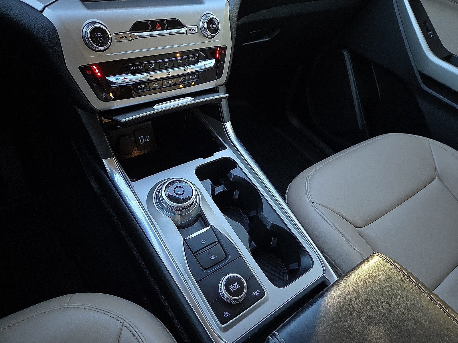 Certified 2022 Ford Explorer XLT w/ Equipment Group 202A AWD/4WD image 25